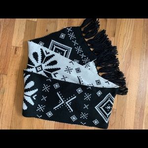 Black and white scarf